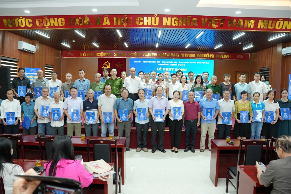 “Bình dân học vụ số” ở Định Công: Khi chính quyền và người dân cùng vào cuộc