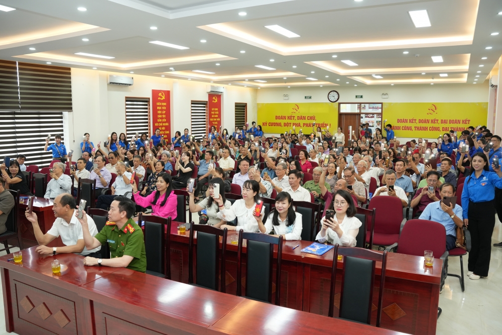 “Bình dân học vụ số” ở Định Công: Khi chính quyền và người dân cùng vào cuộc