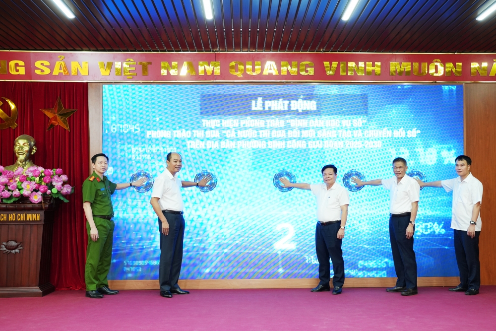 “Bình dân học vụ số” ở Định Công: Khi chính quyền và người dân cùng vào cuộc