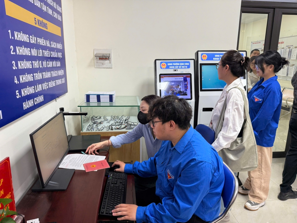 “Bình dân học vụ số” ở Định Công: Khi chính quyền và người dân cùng vào cuộc