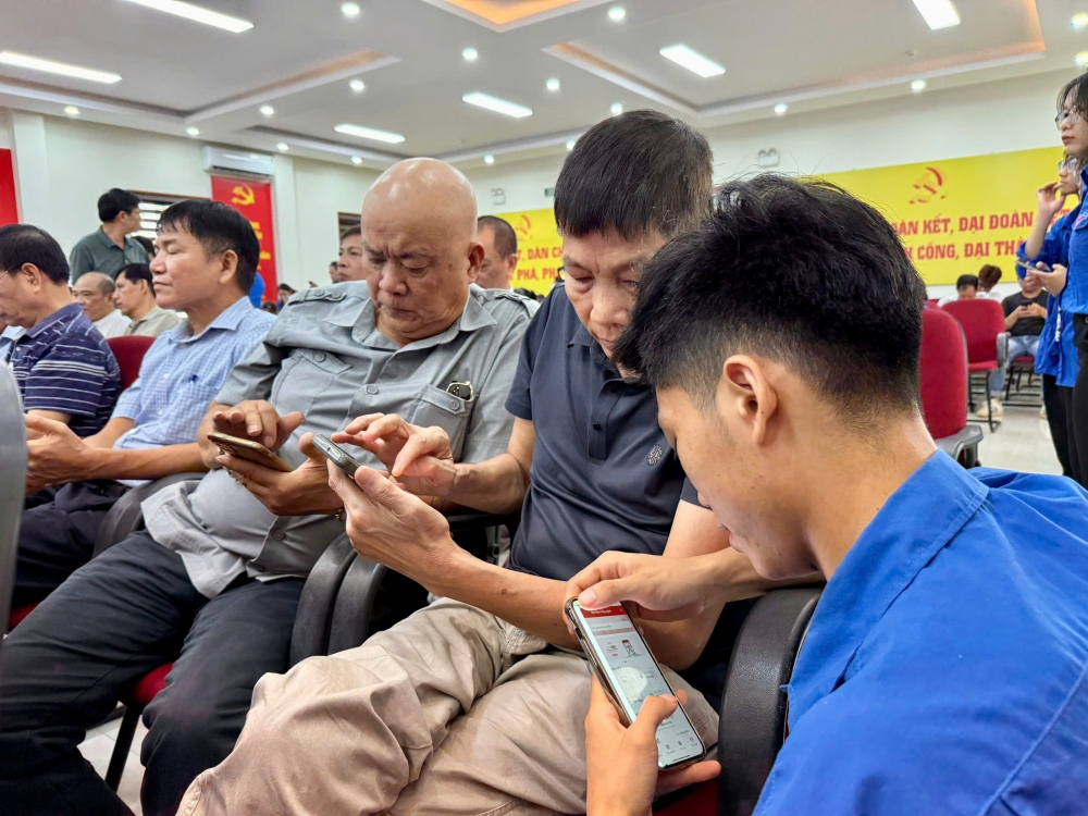 “Bình dân học vụ số” ở Định Công: Khi chính quyền và người dân cùng vào cuộc