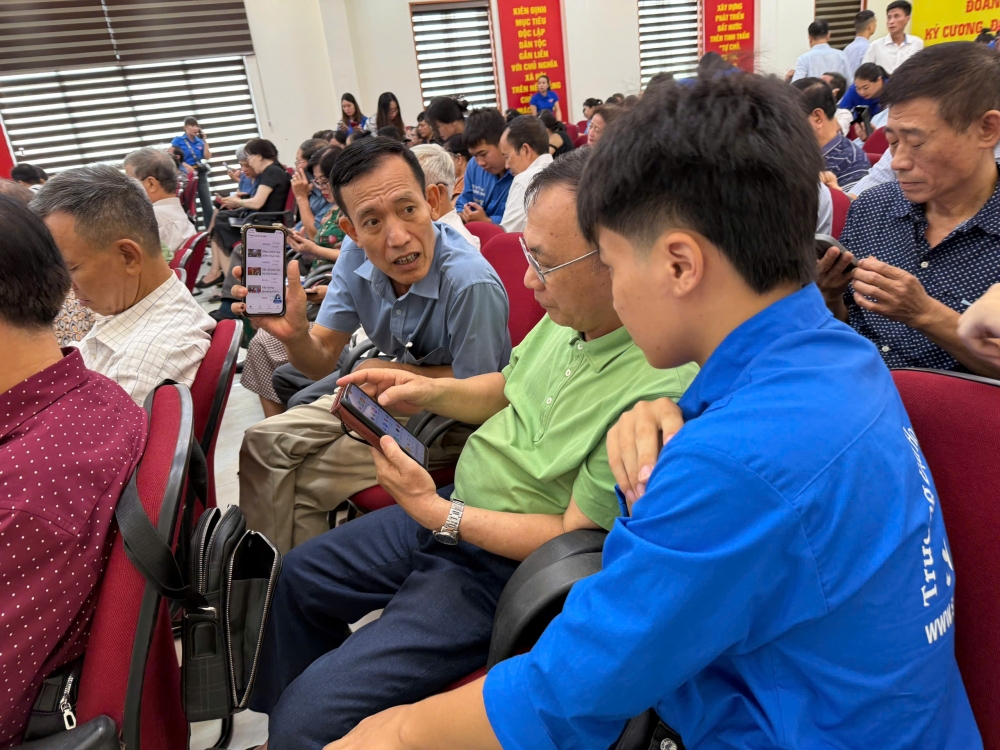 “Bình dân học vụ số” ở Định Công: Khi chính quyền và người dân cùng vào cuộc