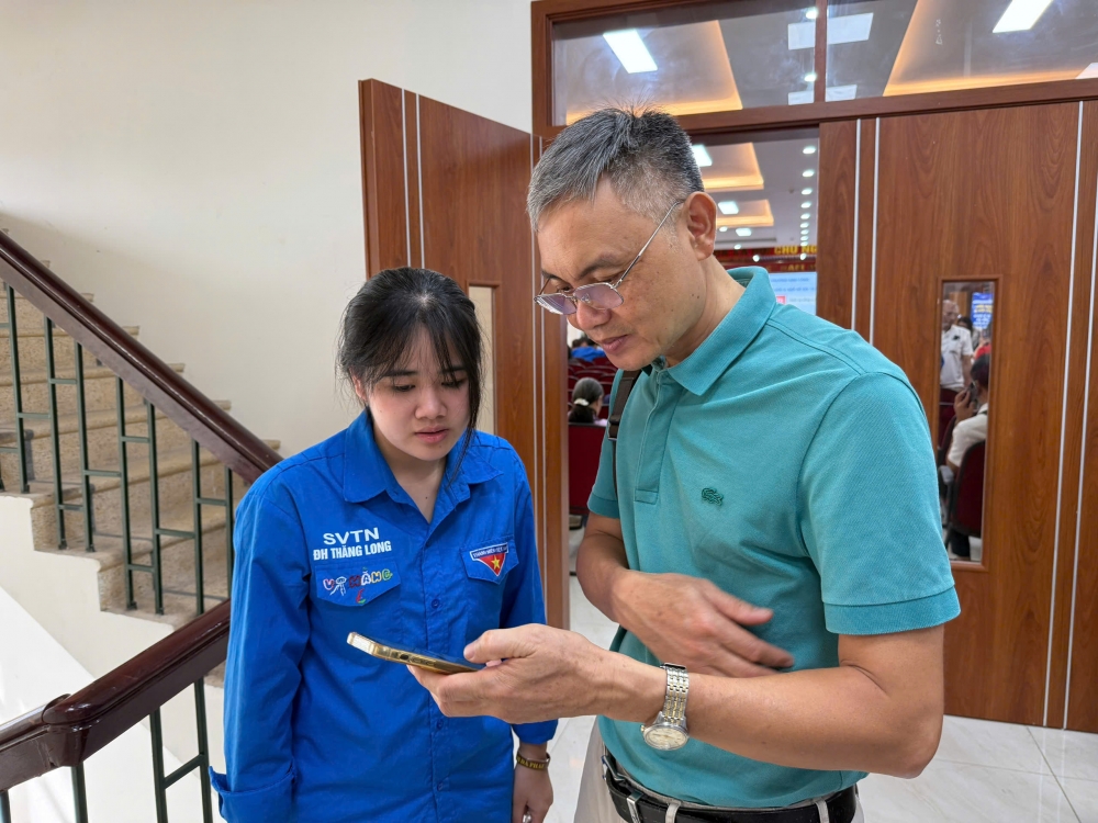 “Bình dân học vụ số” ở Định Công: Khi chính quyền và người dân cùng vào cuộc