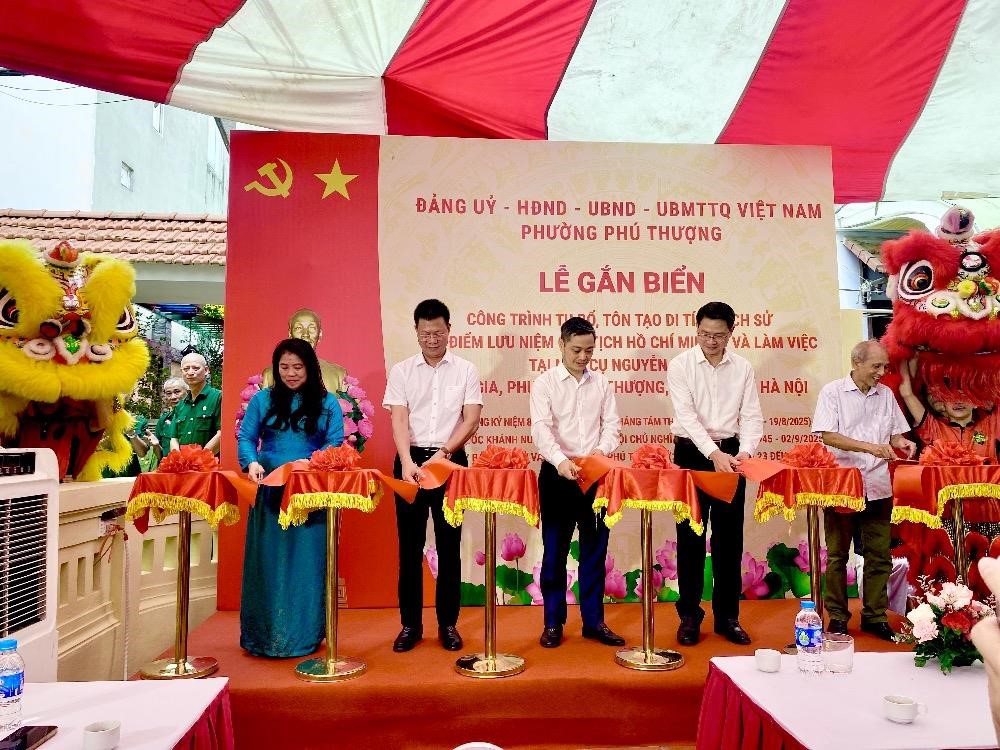 Phường Phú Thượng gắn biển công trình lịch sử, giáo dục truyền thống cách mạng