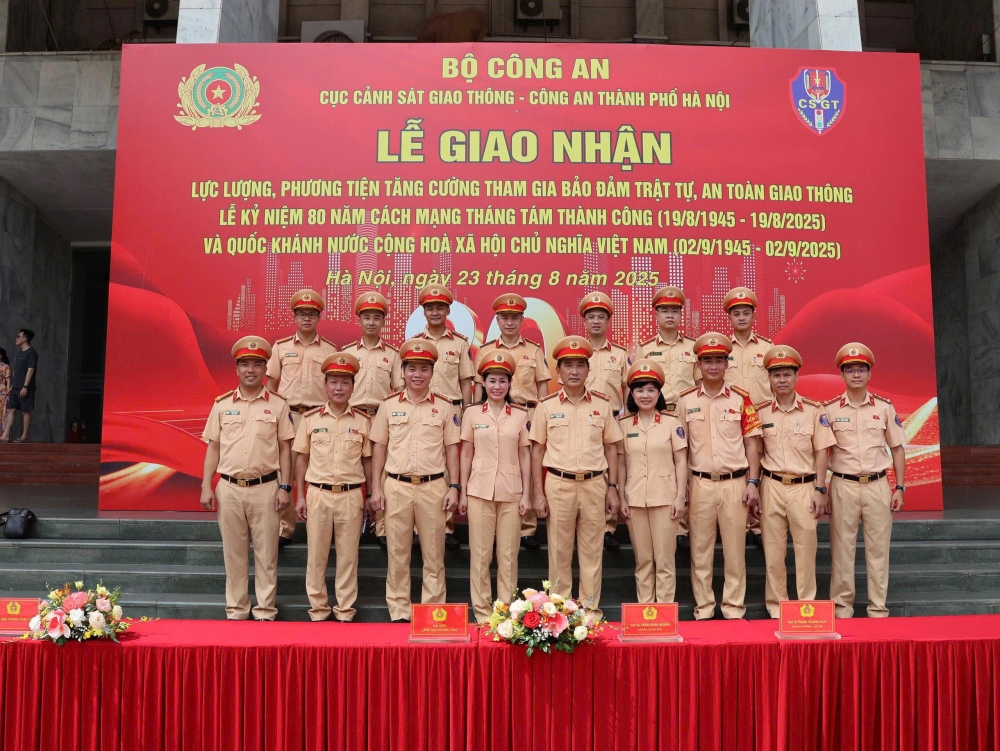 Lễ giao quân diễn ra trang nghiêm 