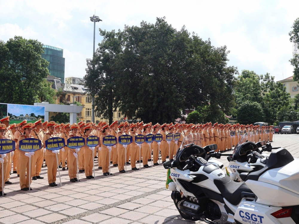 Cán bộ, chiến sĩ màu áo vàng của các tỉnh, thành hỗ trợ Hà Nội thực hiện nhiệm vụ A80