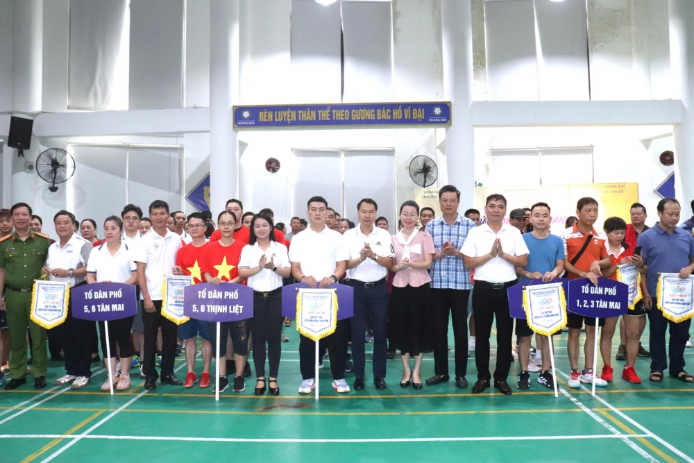 Lãnh đạo phường trao cờ lưu niệm cho các đội tham gia