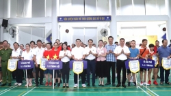 nguoi dan hoang mai soi noi keo co thi dau bong ban