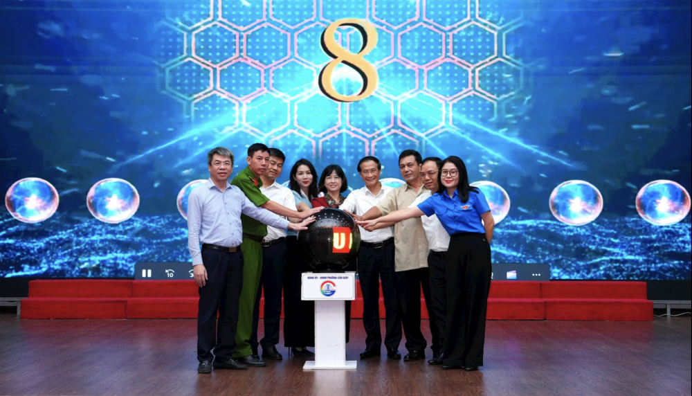 Thực hiện nghi thức phát động 