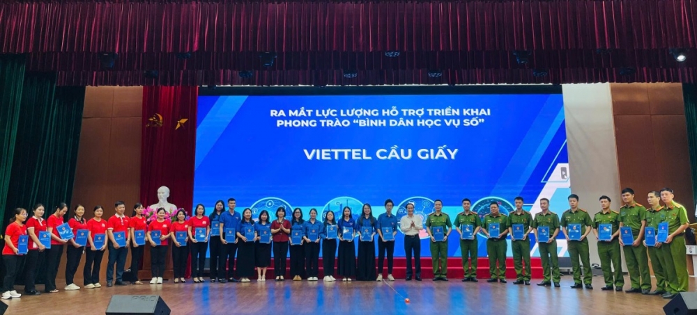 Lực lượng tham gia hỗ trợ bình dân học vụ số ở Cầu Giấy