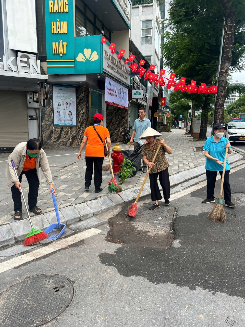 Từng ngõ phố đều được người dân tích cực quét dọn