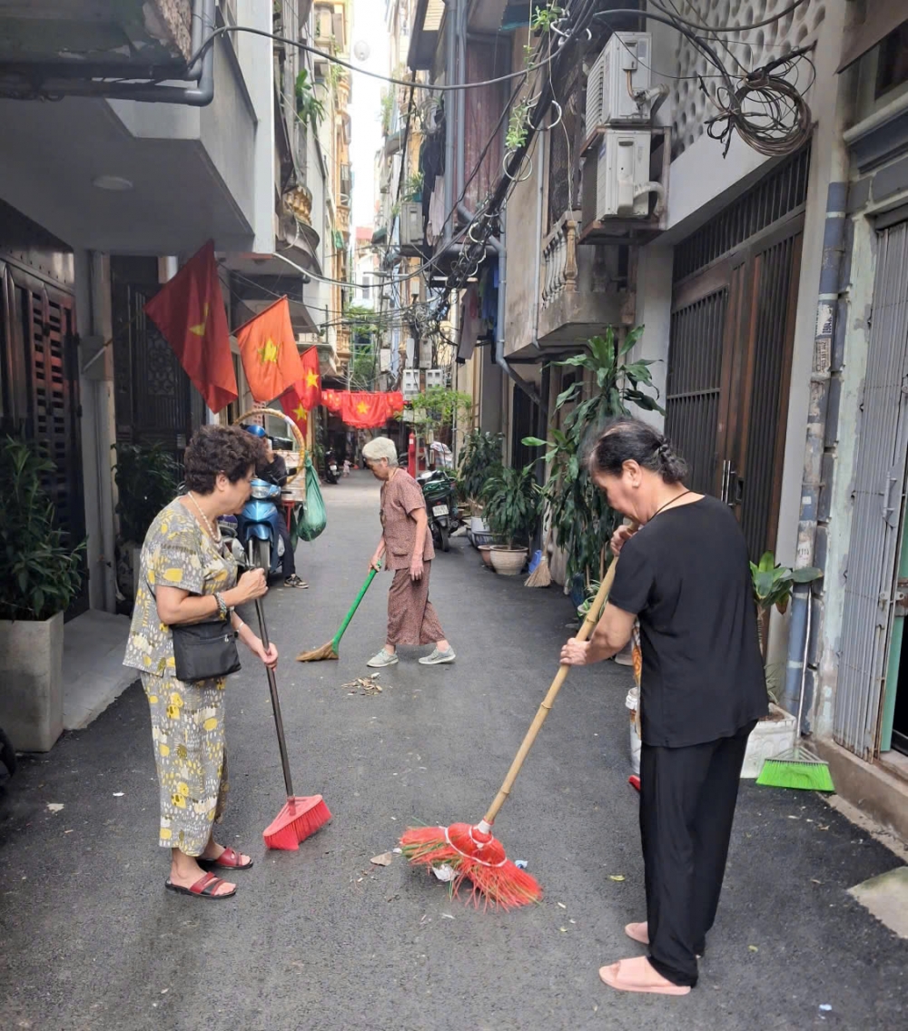 Trong mỗi ngõ nhỏ, người cao tuổi làm gương cho con cháu