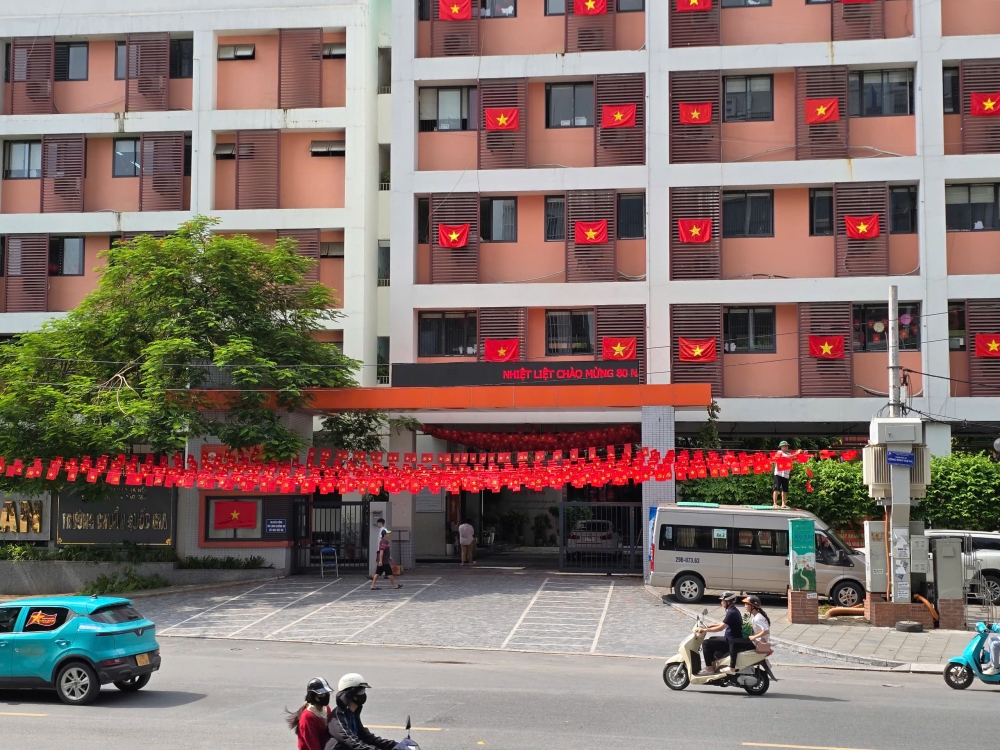 Một góc rực rỡ của Tây Hồ đậm màu Tổ quốc