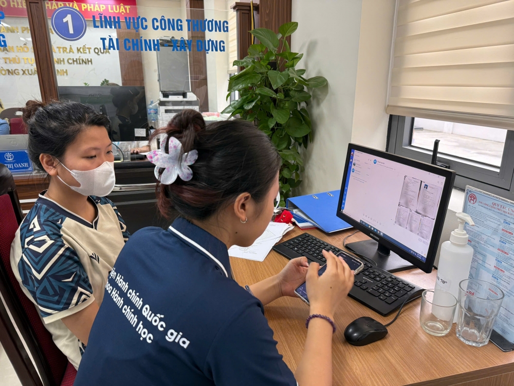 Bạn Quyên nhiệt tình hướng dẫn người dân làm thủ tục trên môi trường số