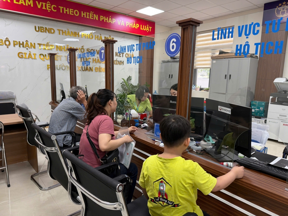 Chị Tuyến và con trai được ưu tiên làm thủ tục