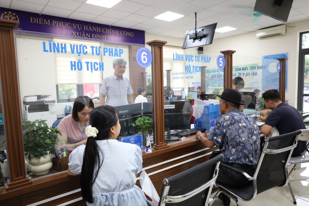 Điểm tiếp nhận được xây mới, rộng rãi, thoáng mát, cơ bản đáp ứng nhu cầu người dân đến đây