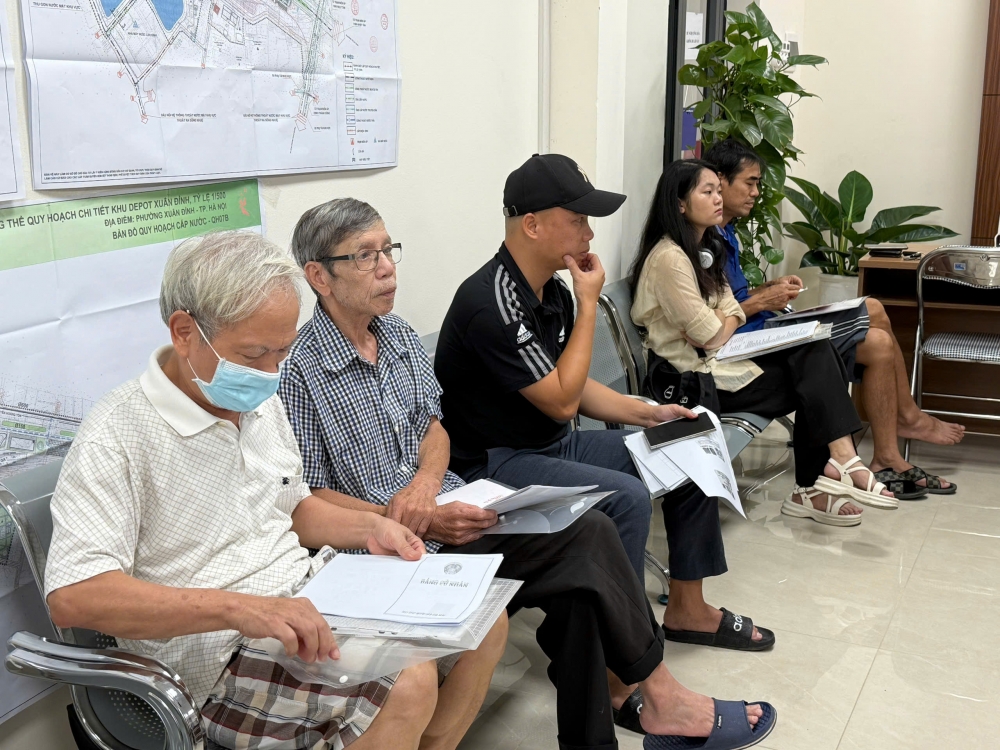 Các bác cao tuổi cũng vui vẻ chờ tới lượt