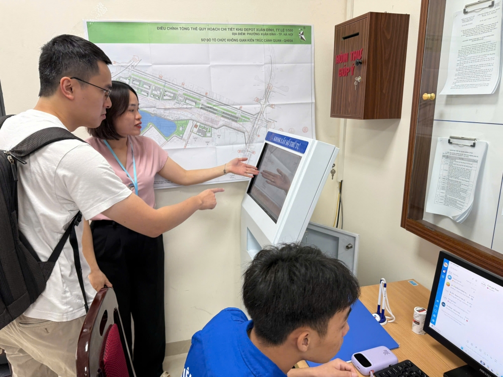 Người dân được hướng dẫn lấy số thứ tự theo đúng nhu cầu