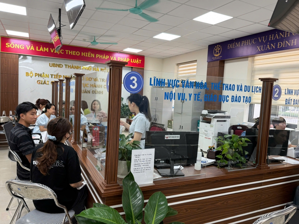 Không khí tấp nập nhưng thân thiện gần gũi tại Điểm tiếp nhận phục vụ hành chính công phường Xuân Đỉnh