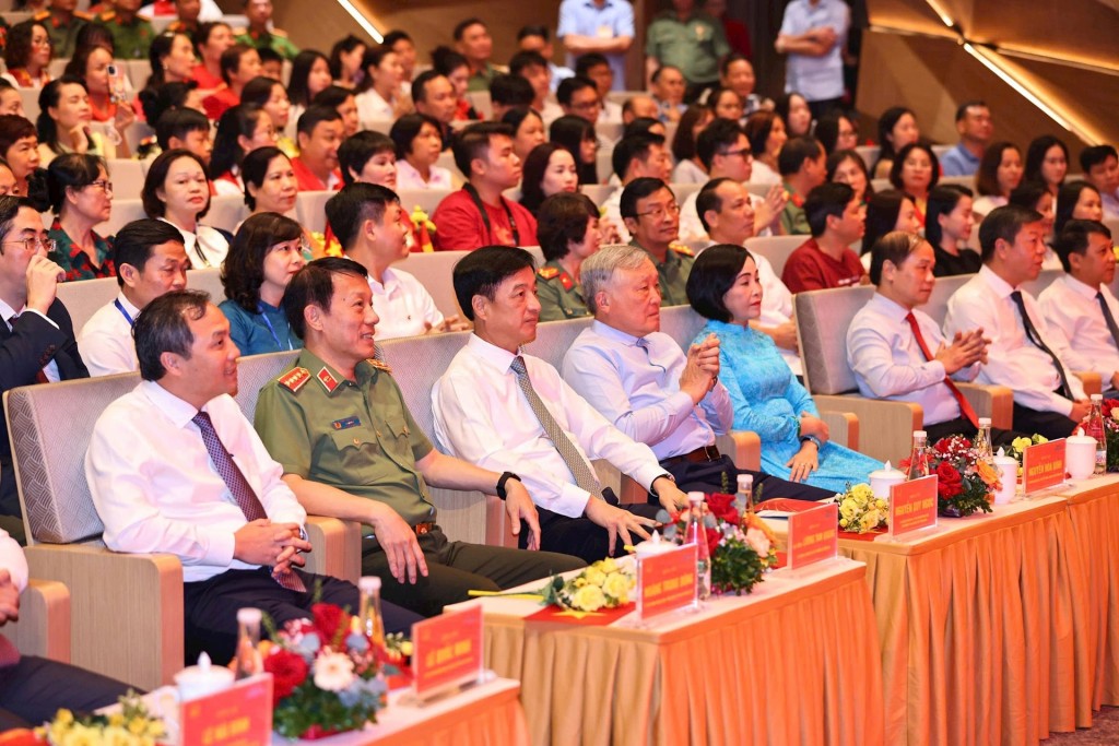 Các đại biểu tham dự chương trình nghệ thuật chính luận. Ảnh: Hoa Nguyên