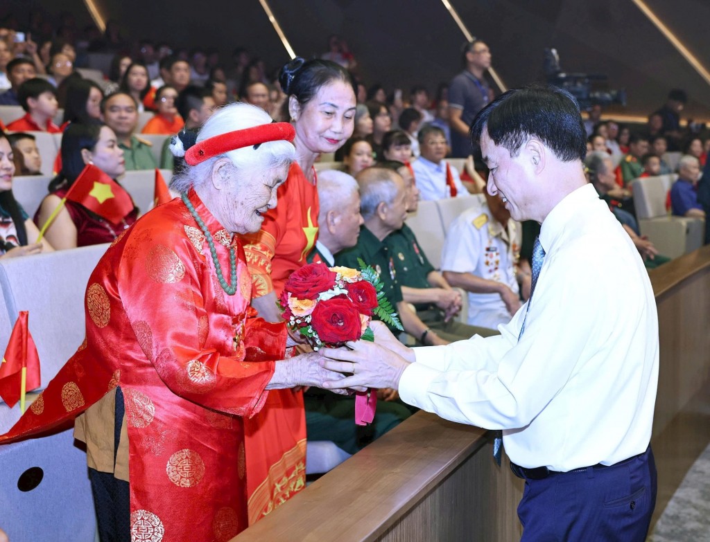 Ủy viên Bộ Chính trị, Bí thư Trung ương Đảng, Chủ nhiệm Ủy ban Kiểm tra Trung ương Nguyễn Duy Ngọc tặng hoa và quà tri ân đến các Mẹ Việt Nam Anh hùng. Ảnh: Hoa Nguyễn