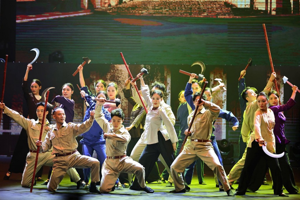 Chương trình tái hiện ký ức hào hùng của dân tộc. Ảnh: Hoa Nguyên