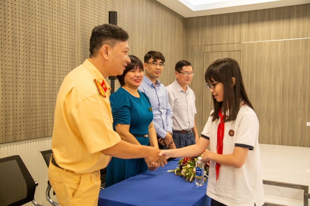 Gần 2.000 giáo viên, học sinh được tuyên truyền pháp luật về an toàn giao thông