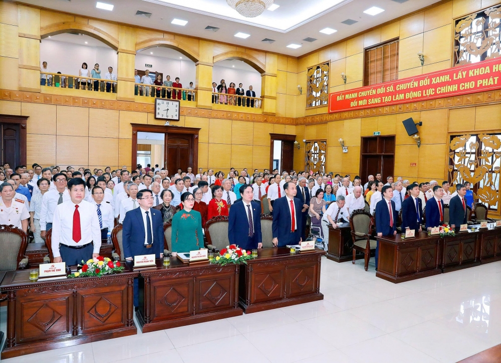 Các đại biểu thực hiện nghi thức chào cờ