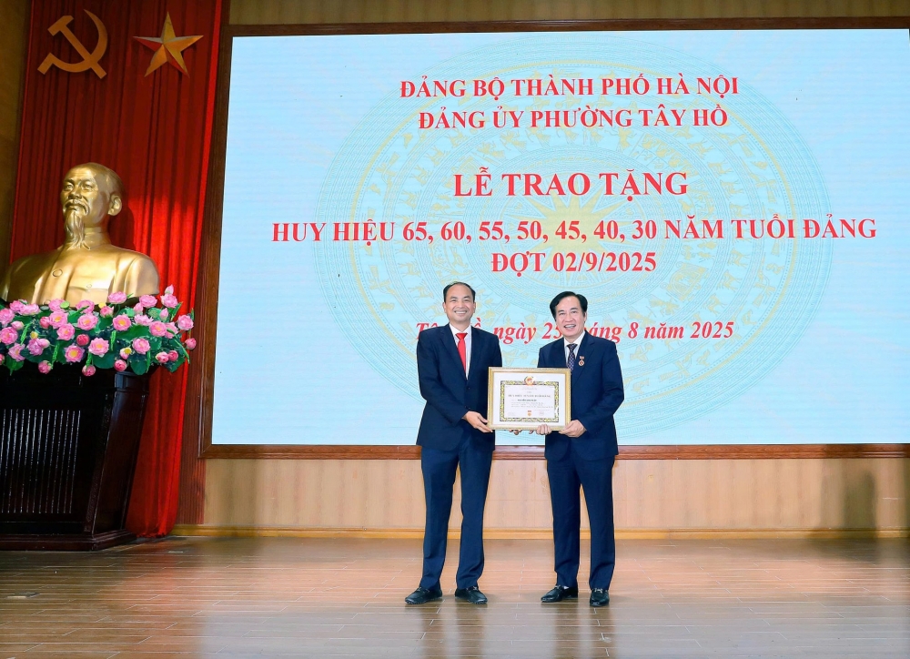 Bí thư Đảng ủy, Chủ tịch HĐND phường Tây Hồ Nguyễn Đình Khuyến trao Huy hiệu Đảng tặng đồng chí Nguyễn Anh Tuấn - nguyên Phó Bí thư Thường trực Quận ủy Tây Hồ cũ.