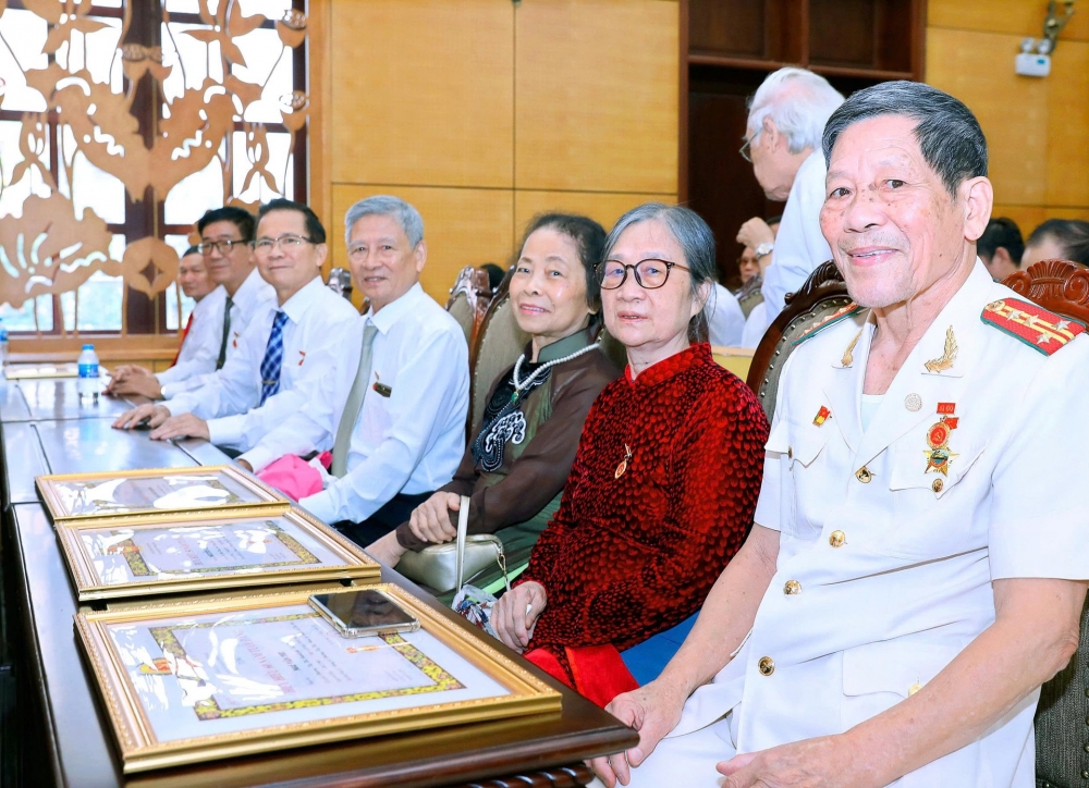 Các đảng viên lão thành vinh dự nhận huy hiệu Đảng đợt 2/9