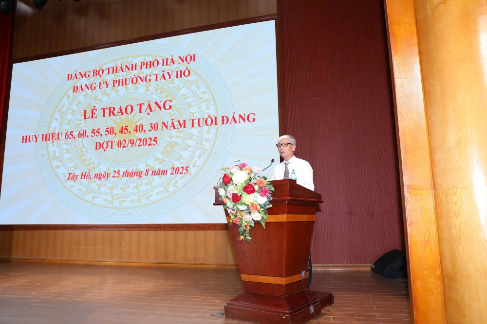 Thay mặt đảng viên lão thành nhận Huy hiệu Đảng phát biểu tại buổi lễ