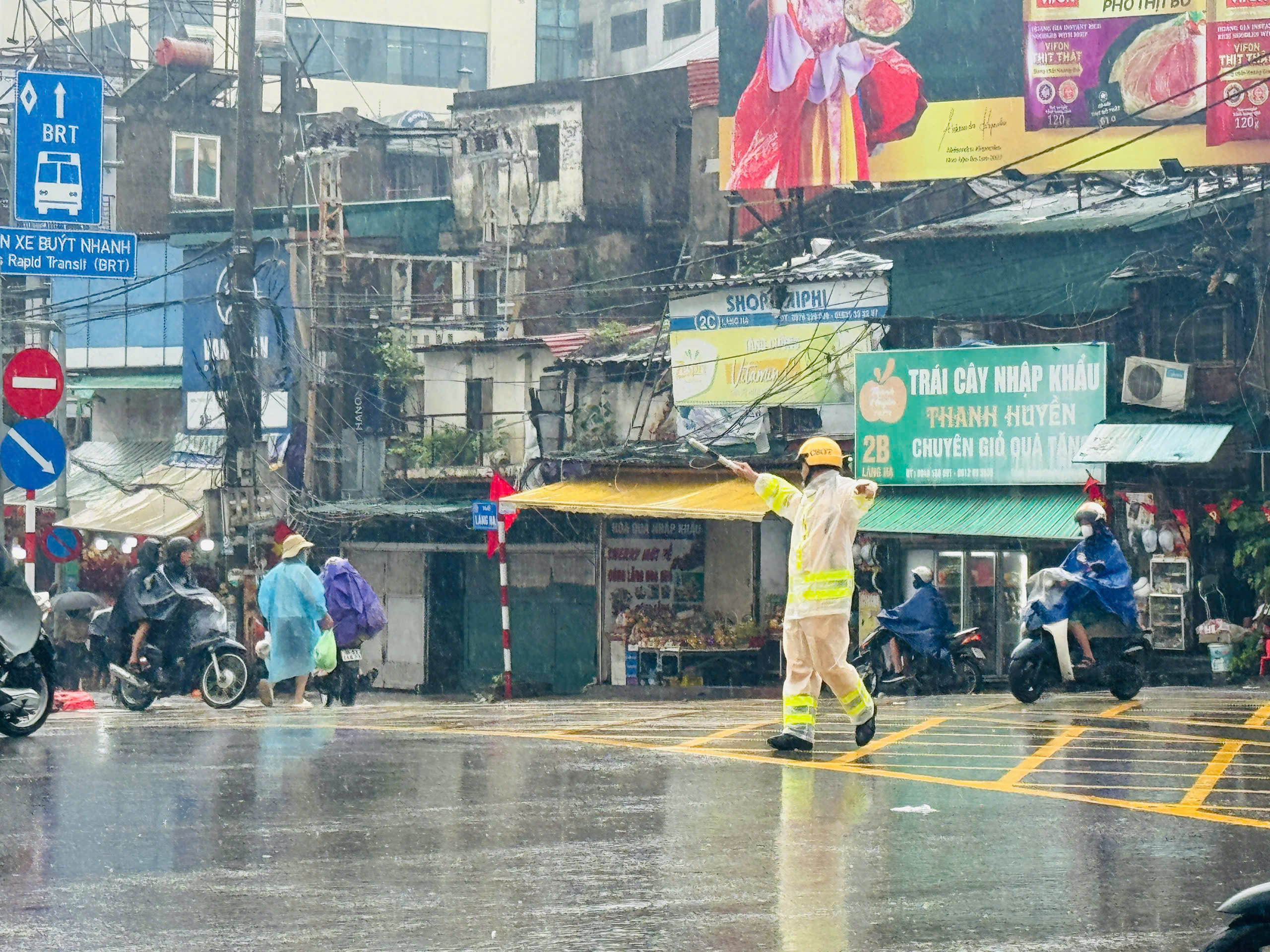 Cảnh sát giao thông Hà Nội căng mình phân luồng giao thông trong mưa ngập - ảnh 14
