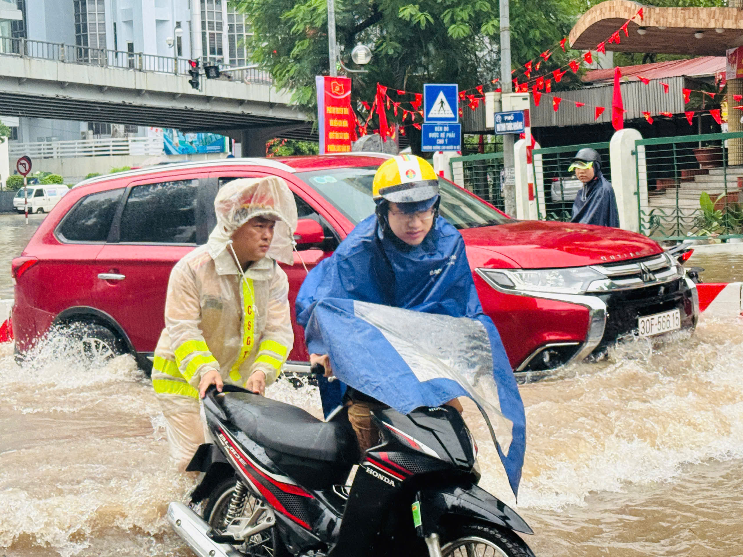 Cảnh sát giao thông Hà Nội căng mình phân luồng giao thông trong mưa ngập - ảnh 16