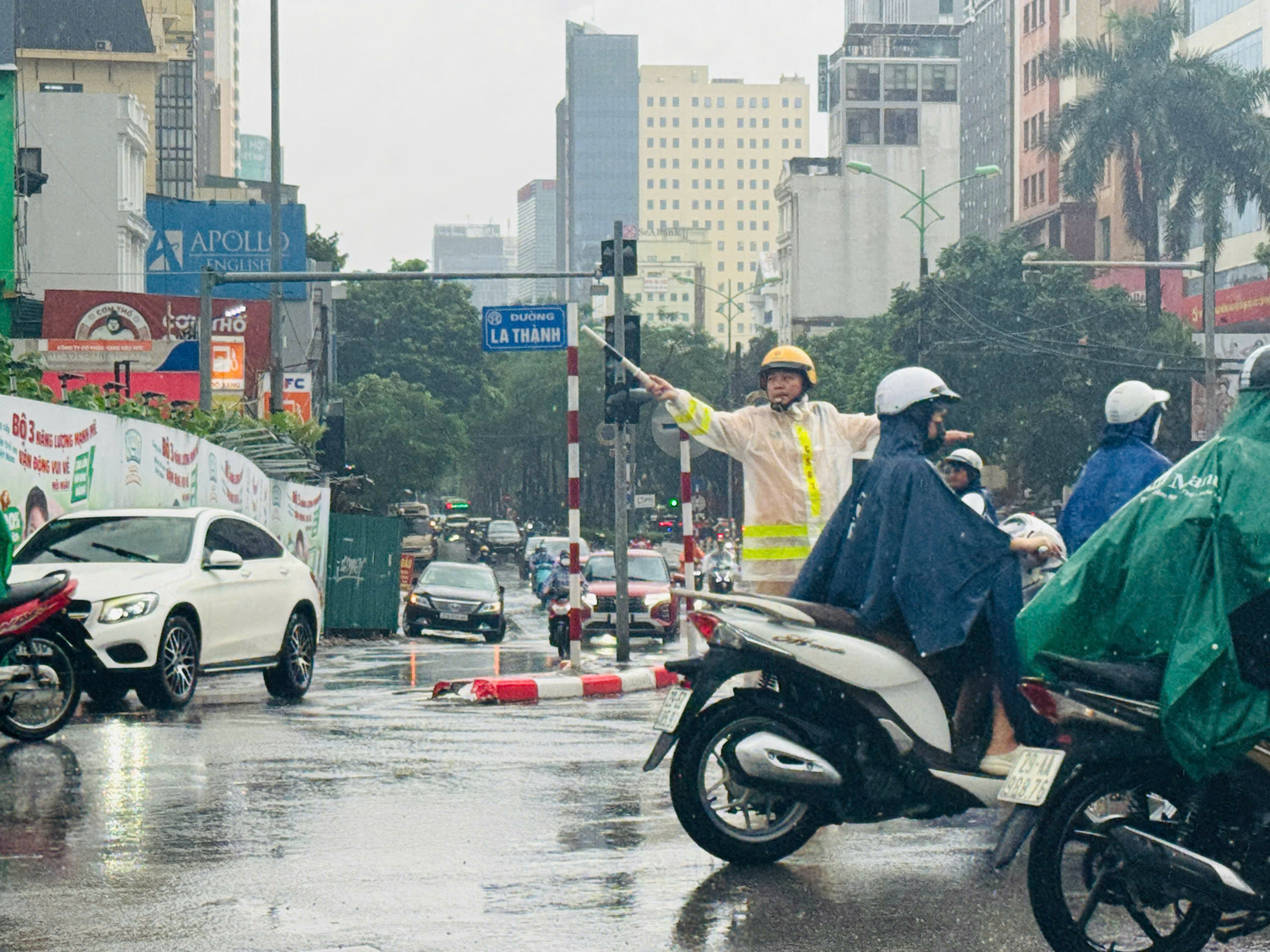 Cảnh sát giao thông Hà Nội căng mình phân luồng, giúp dân trong mưa ngập