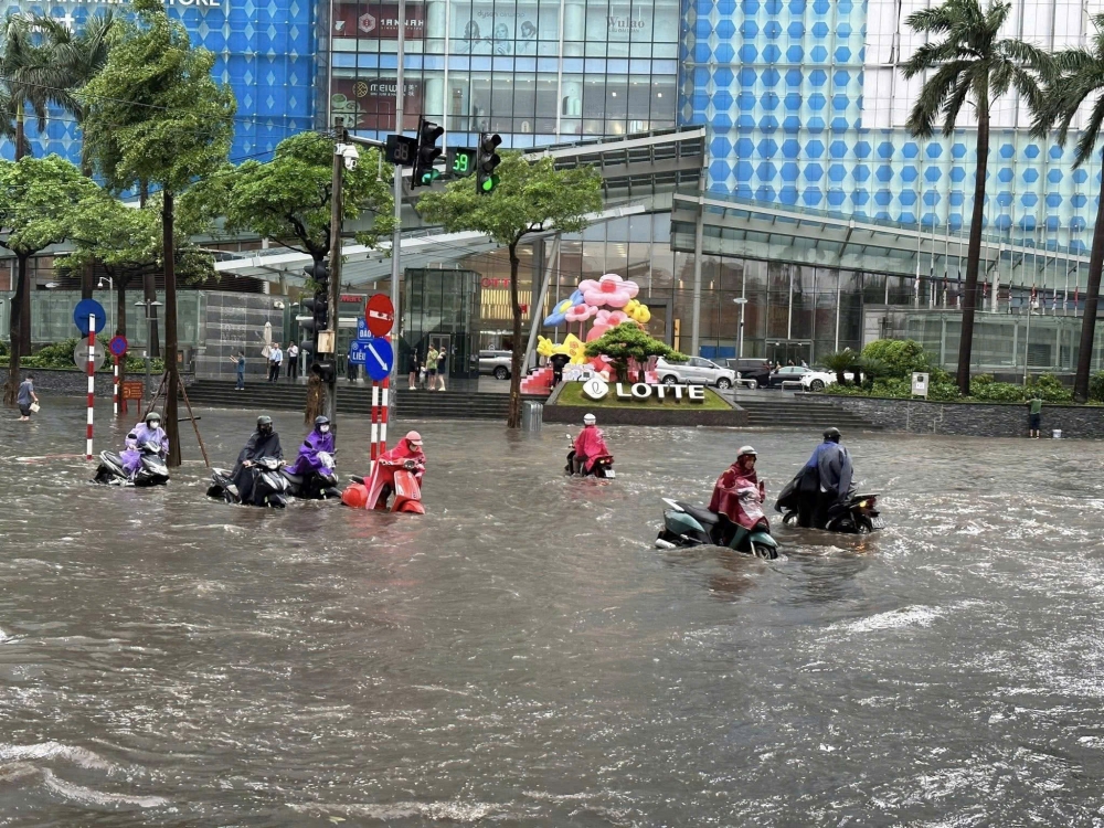 Cảnh sát giao thông Hà Nội căng mình phân luồng, giúp dân trong mưa ngập
