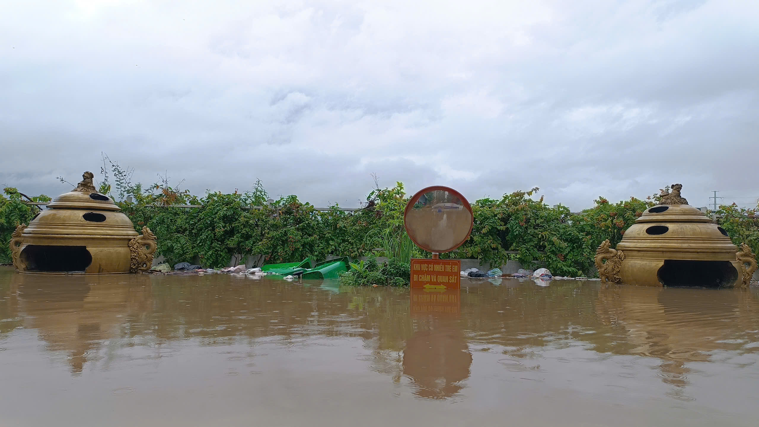 Cảnh sát giao thông Hà Nội căng mình phân luồng giao thông trong mưa ngập - ảnh 4