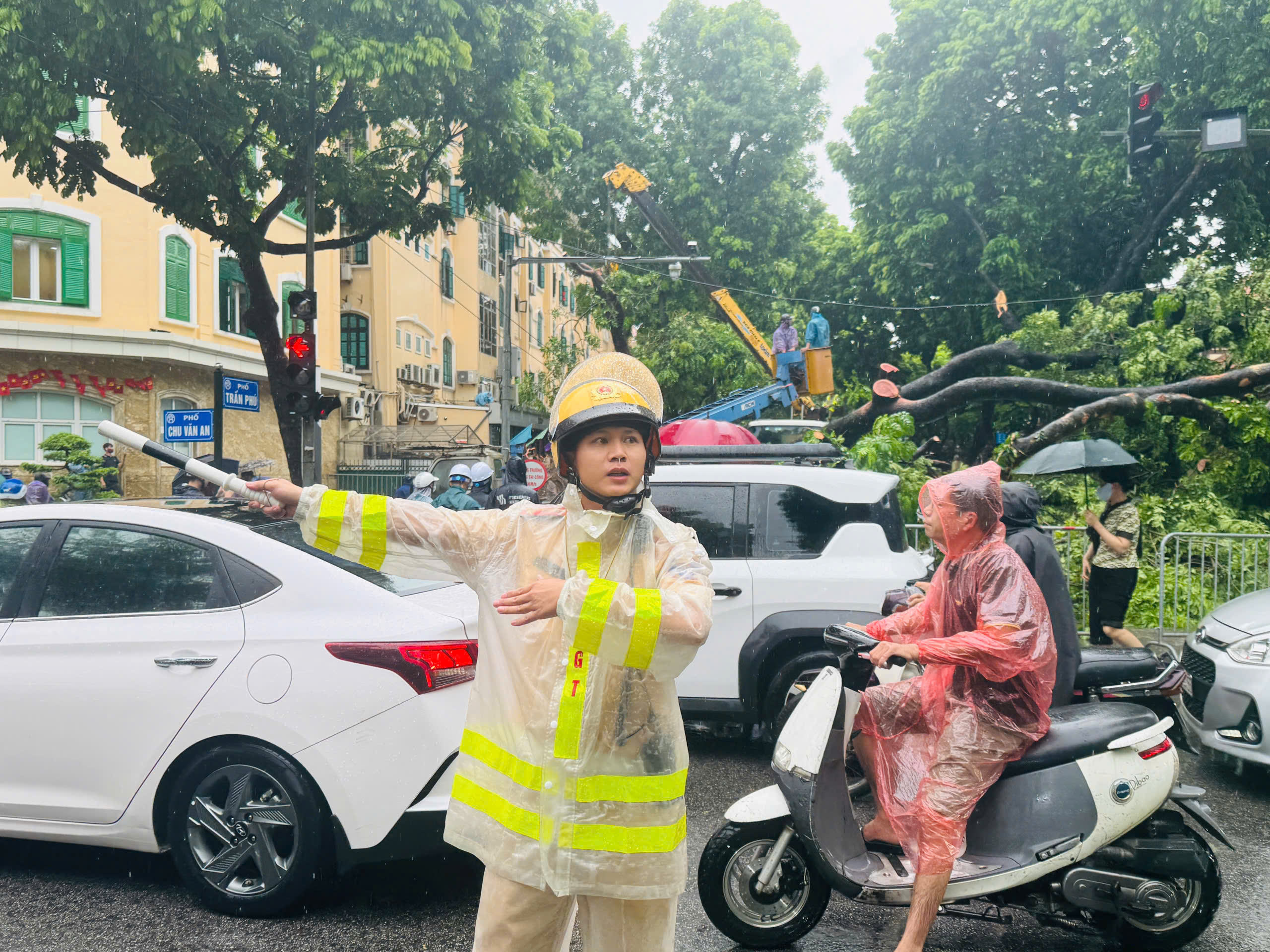 Cảnh sát giao thông Hà Nội căng mình phân luồng, giúp dân trong mưa ngập