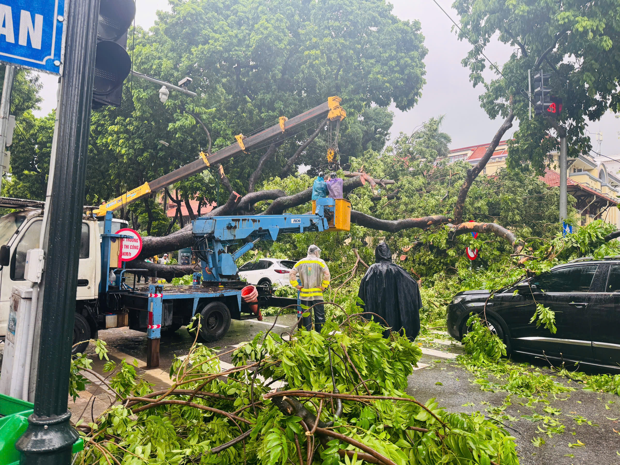 Cảnh sát giao thông Hà Nội căng mình phân luồng, giúp dân trong mưa ngập
