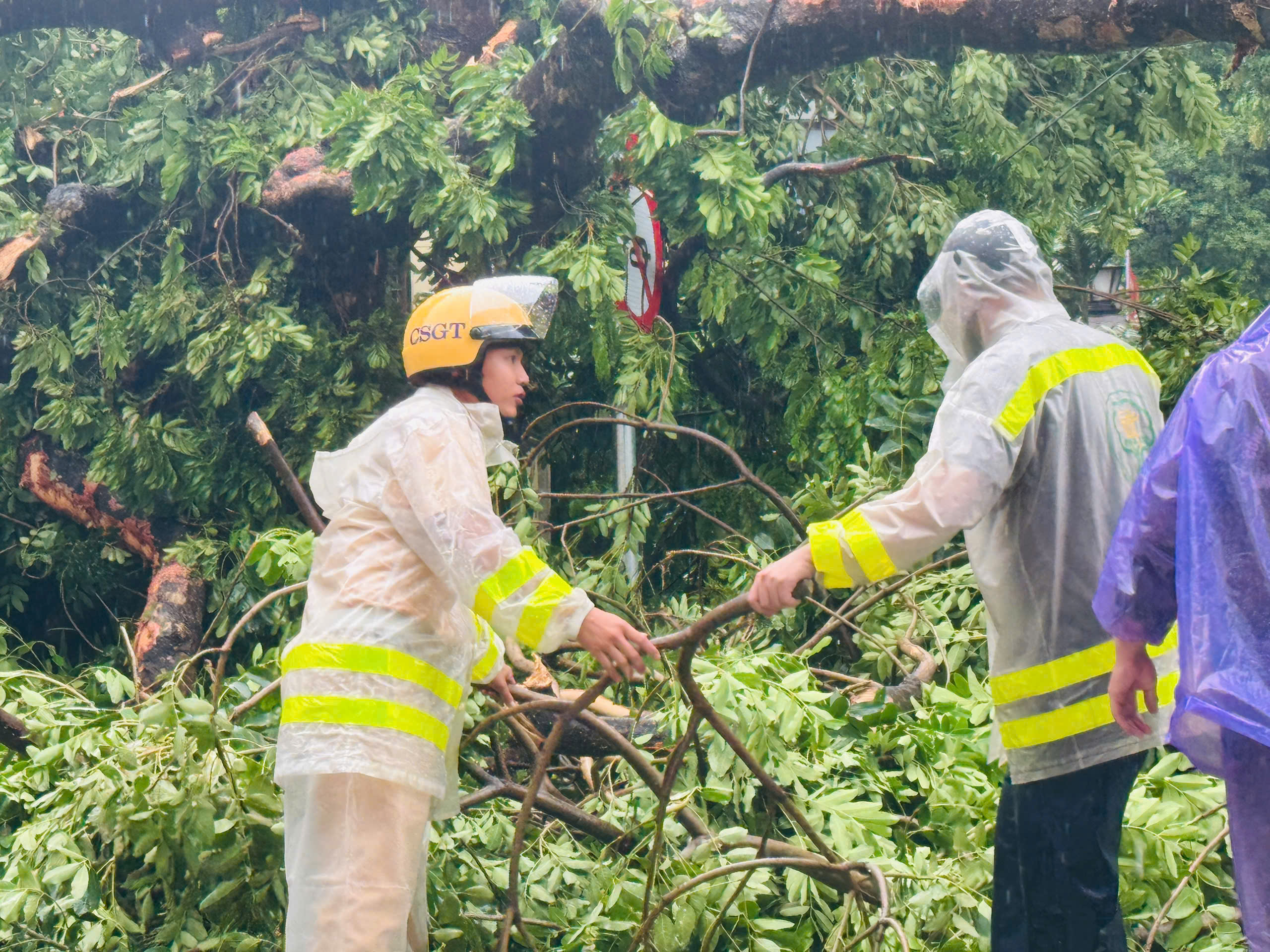 Cảnh sát giao thông Hà Nội căng mình phân luồng, giúp dân trong mưa ngập