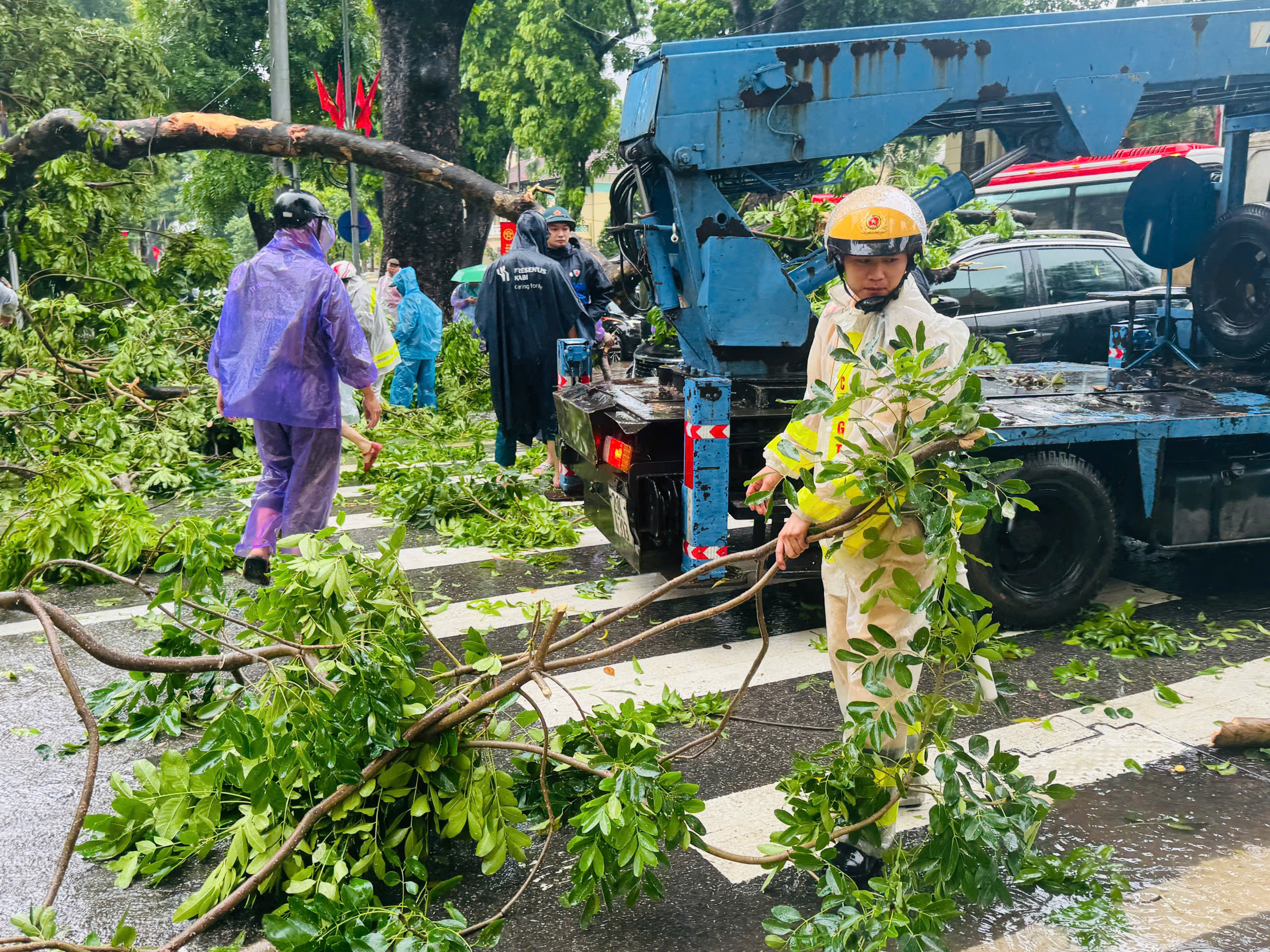 Cảnh sát giao thông Hà Nội căng mình phân luồng giao thông trong mưa ngập - ảnh 12