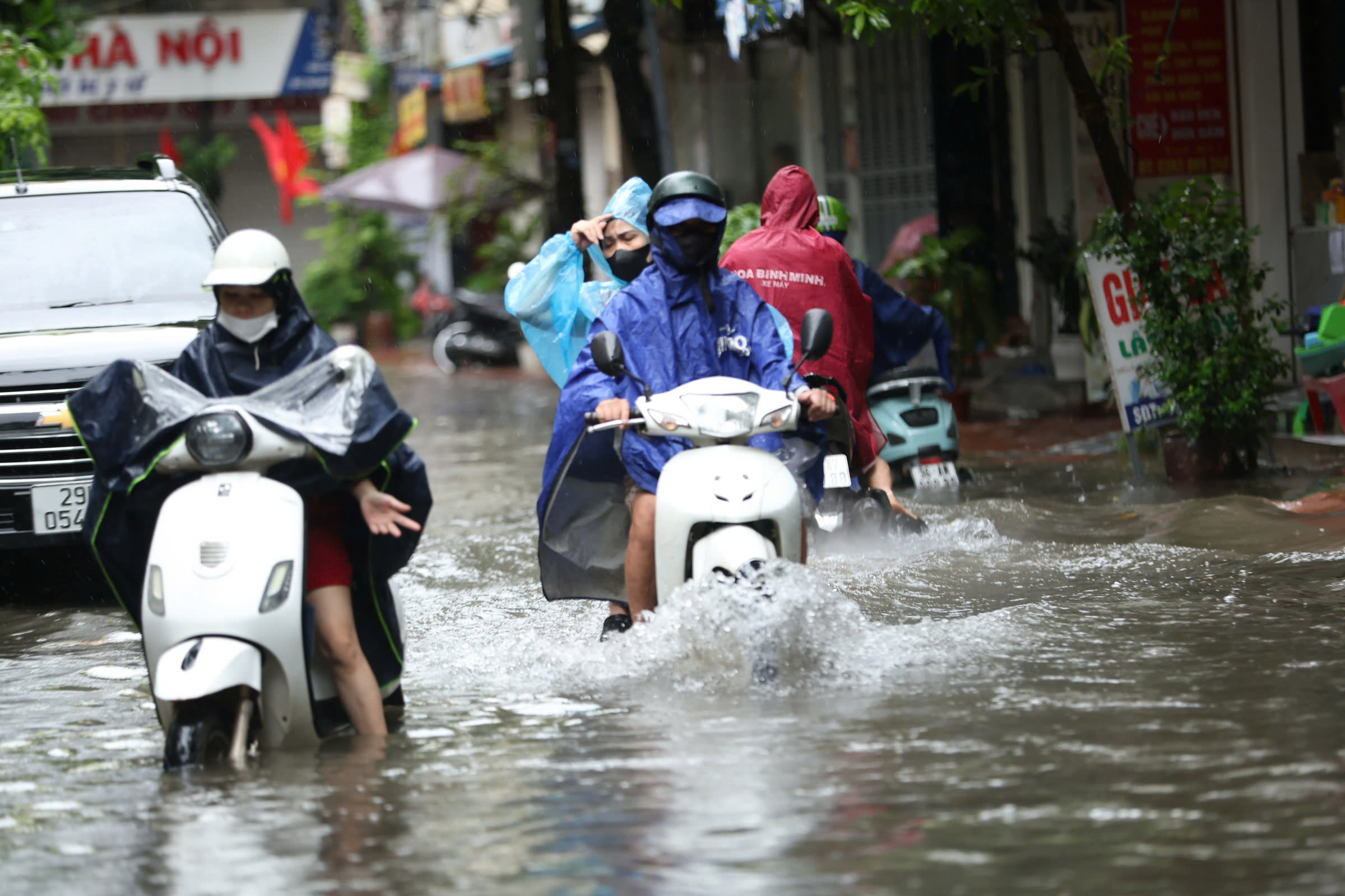 Cảnh sát giao thông Hà Nội căng mình phân luồng giao thông trong mưa ngập - ảnh 2