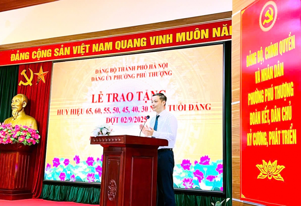54 đảng viên lão thành phường Phú Thượng vinh dự nhận Huy hiệu Đảng đợt 2/9