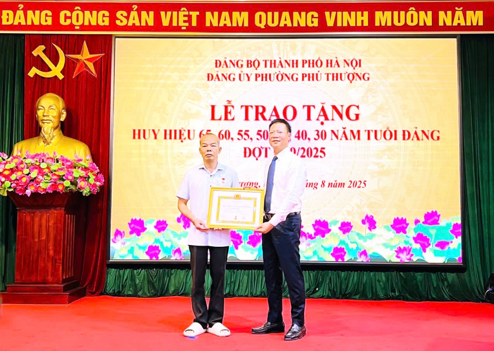54 đảng viên lão thành phường Phú Thượng vinh dự nhận Huy hiệu Đảng đợt 2/9