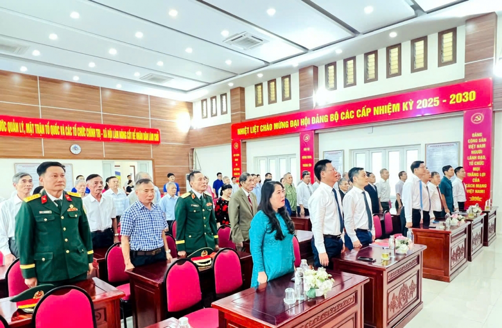 54 đảng viên lão thành phường Phú Thượng vinh dự nhận Huy hiệu Đảng đợt 2/9