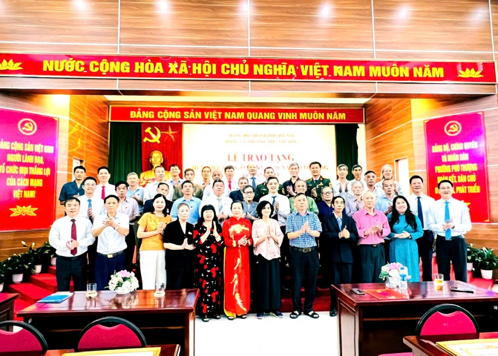 54 đảng viên lão thành phường Phú Thượng vinh dự nhận Huy hiệu Đảng đợt 2/9