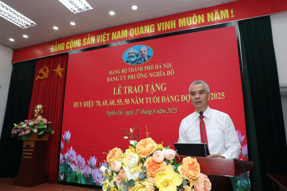 Bí thư Đảng ủy phường Nghĩa Đô Nguyễn Hồng Sơn phát biểu tại buổi lễ