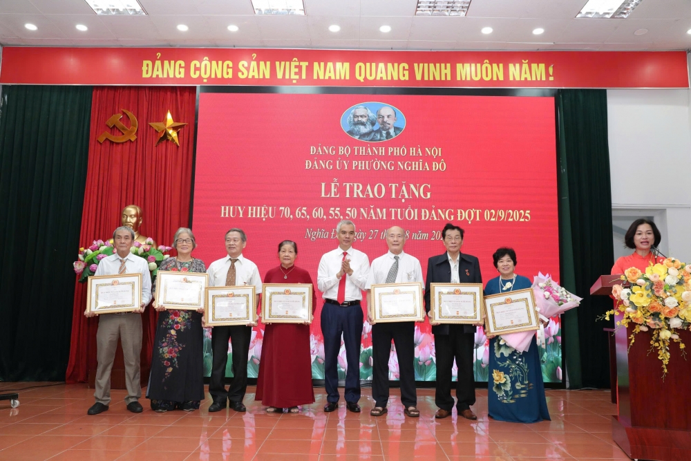 Các đảng viên lão thành vinh dự nhận Huy hiệu Đảng dịp 2/9