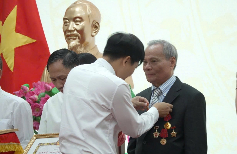 Đảng viên lão thành vinh dự nhận Huy hiệu Đảng dịp Quốc khánh Đảng viên lão thành vinh dự nhận Huy hiệu Đảng dịp Quốc khánh