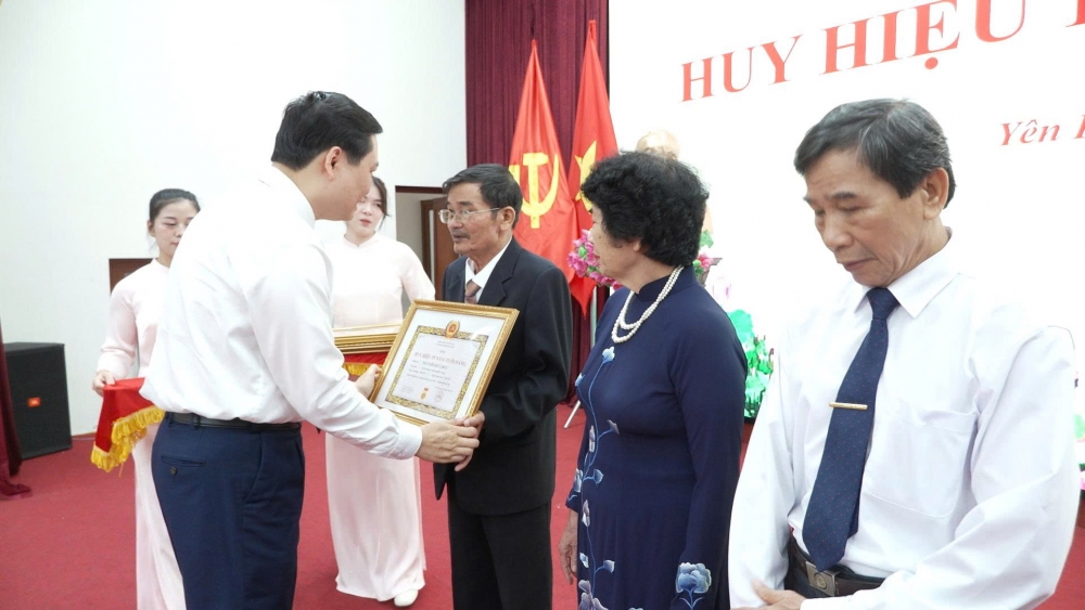 Trao tặng Huy hiệu Đảng cho đảng viên lão thành Trao tặng Huy hiệu Đảng cho đảng viên lão thành