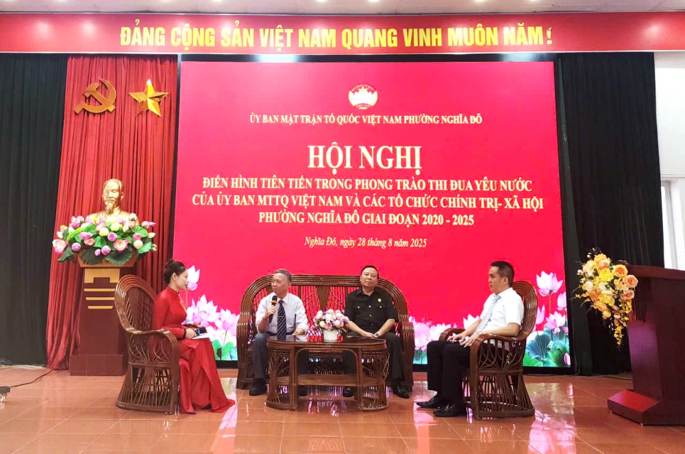 Toạ đàm giao lưu với các điển hình tiên tiến